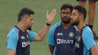 T20 WC: MS Dhoni Passing Tips to Varun Chakravarthy Ahead of Super 12 Game vs NZ is Winning Twitterverse; Pics go Viral